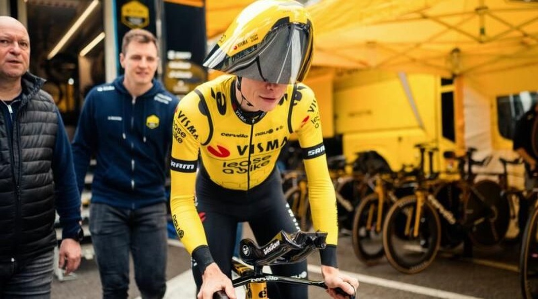 Professionele wielrenner met aerodynamische fietshelm tijdens een wedstrijd.