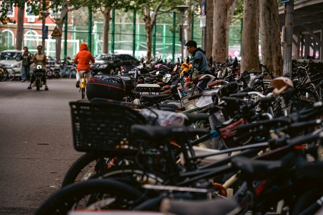 Veel fietsen en e-bikes geparkeerd langs een stadsstraat