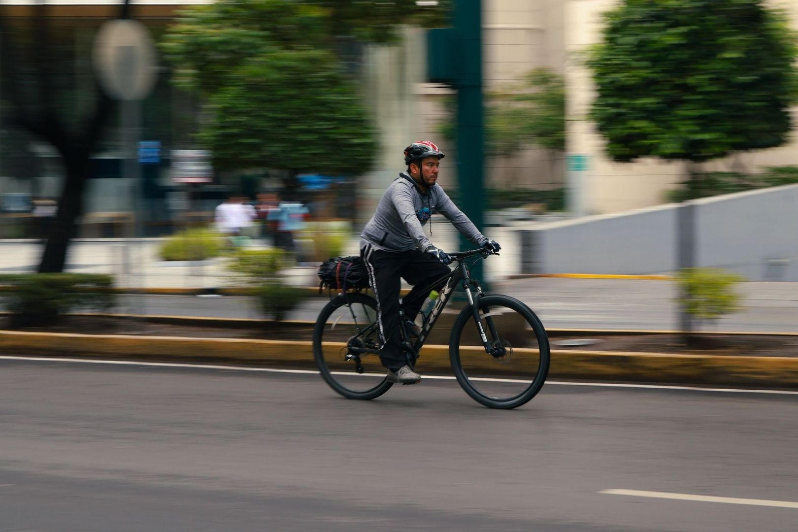 Fietser met helm rijdt op een elektrische fiets door de stad