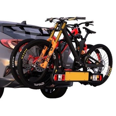 Twee e-bikes op een fietsendrager achterop een auto